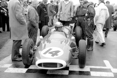 Bruce McLaren nella cooper di Tommy Atkins sulla griglia, 1961